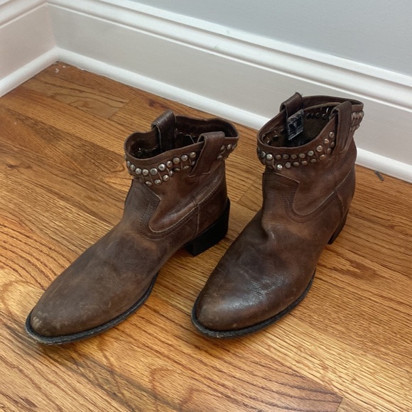 Frye Diana Cut Stud Short Boot Size: 7.5 - Picture 2 of 9